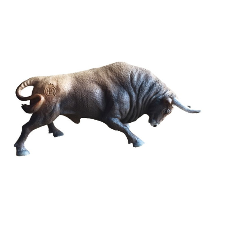 Toro Bravo Castaño Embistiendo