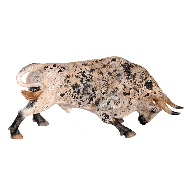 Toro Bravo Ensabanado Embistiendo